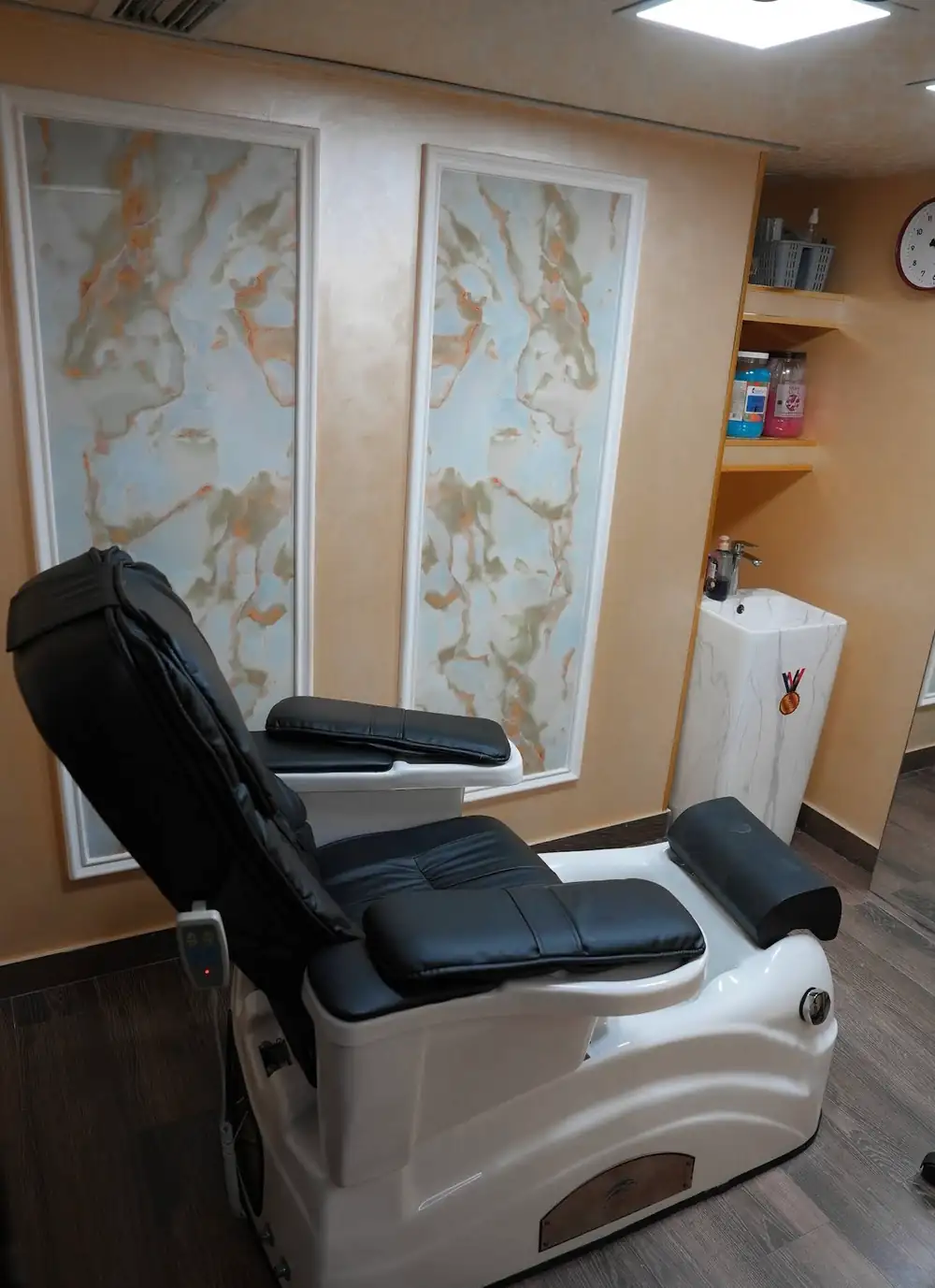 Master barber at work in Kanaan
